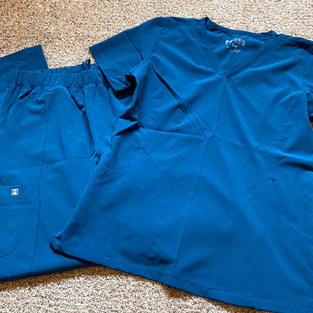 Maevn matrix impulse scrub set